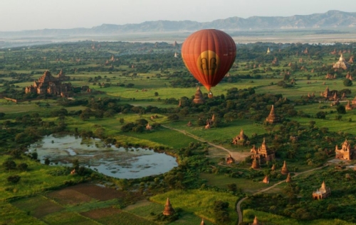 Balloon over Bagan courtesy MEADEAGLEPHOTOS