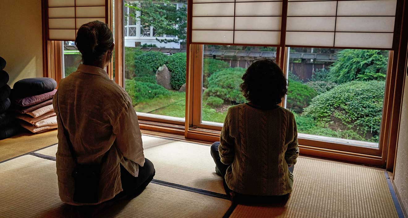The Japanese garden can be viewed through the Freeman Center’s tatami room (shôyôan). The tatami room was built in 1987 through the generosity of Mansfield Freeman from the Class of 1916. Planned as an educational resource, the ensemble of the tatami room and garden provides a tangible means of experiencing Japanese aesthetics and culture.