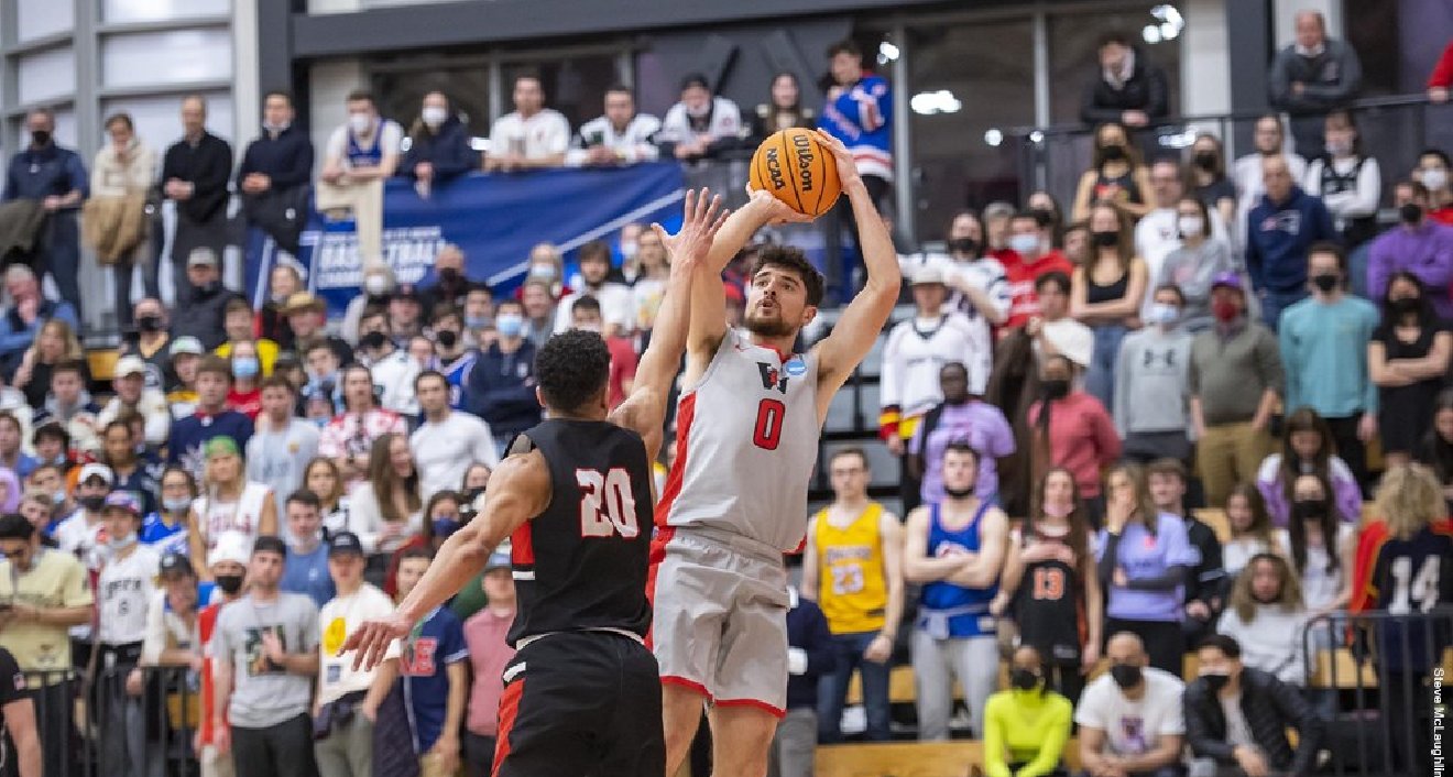 Gabe Ravetz ’23 hit several tough shots from distance to keep Wesleyan in the game.