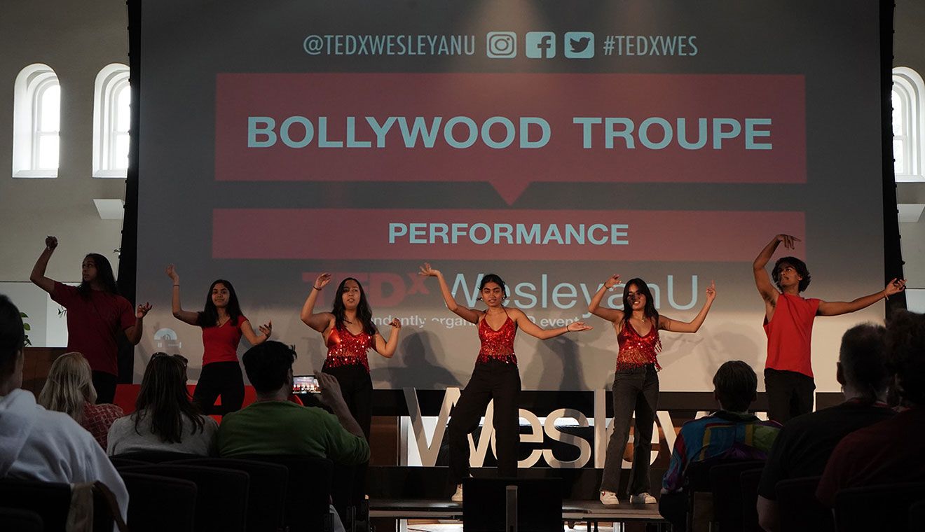 Different musicians and groups performed between acts.