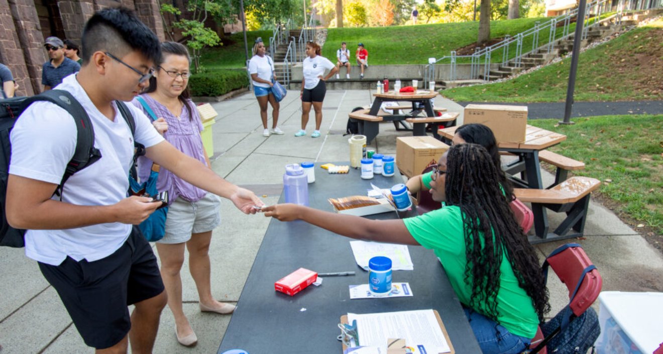 © Photo by Mara Lavitt Residential Life staff provided friendly faces as students set up their dorm rooms