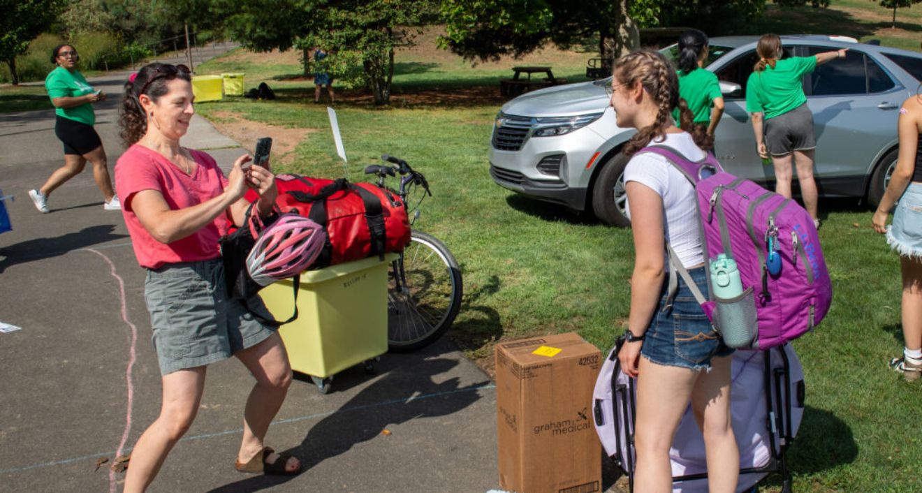 © Photo by Mara Lavitt A common view on Arrival Day – loved ones grabbing one last photos together before the beginning of their Wesleyan adventure