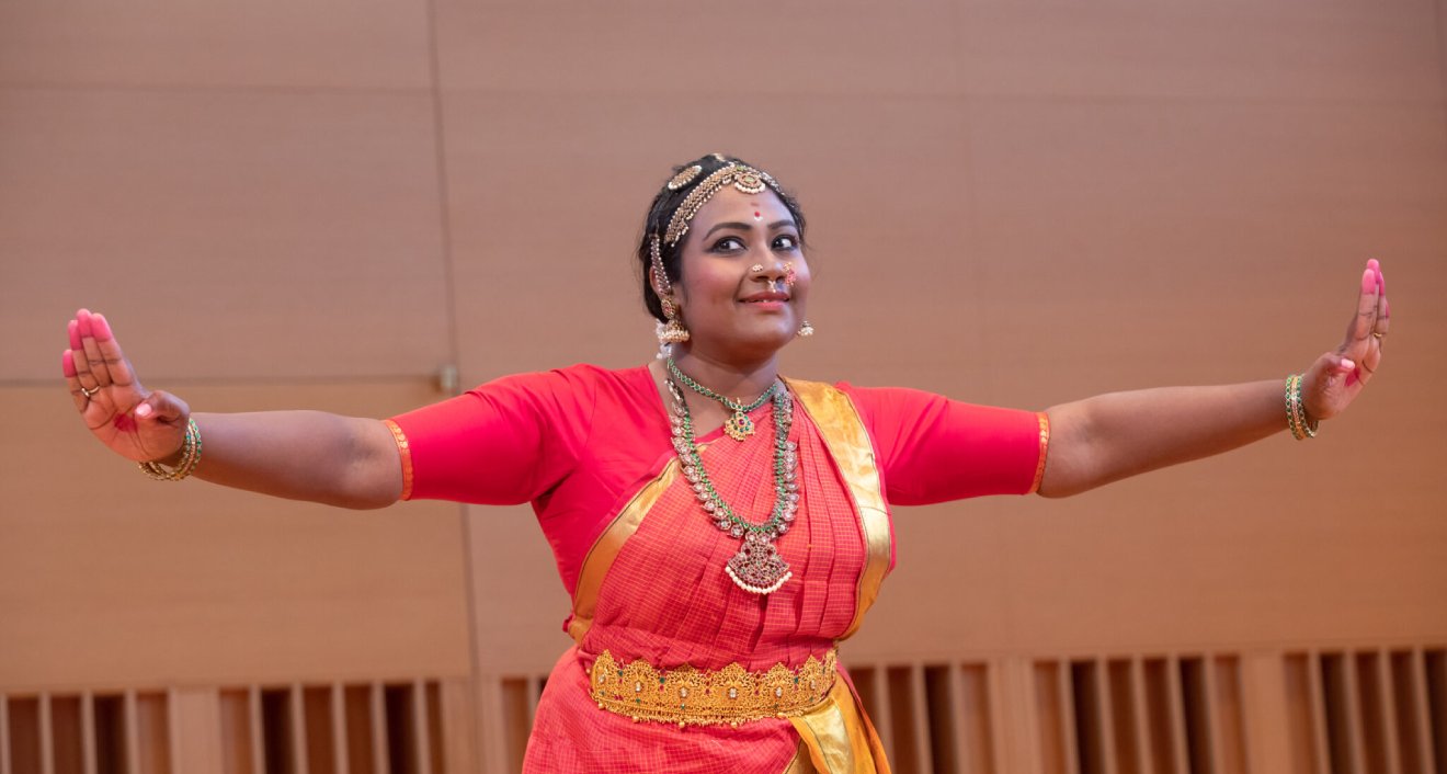 Nrithya Pillai performs at the Navaratri Festival. Photo by Sandy Aldieri.