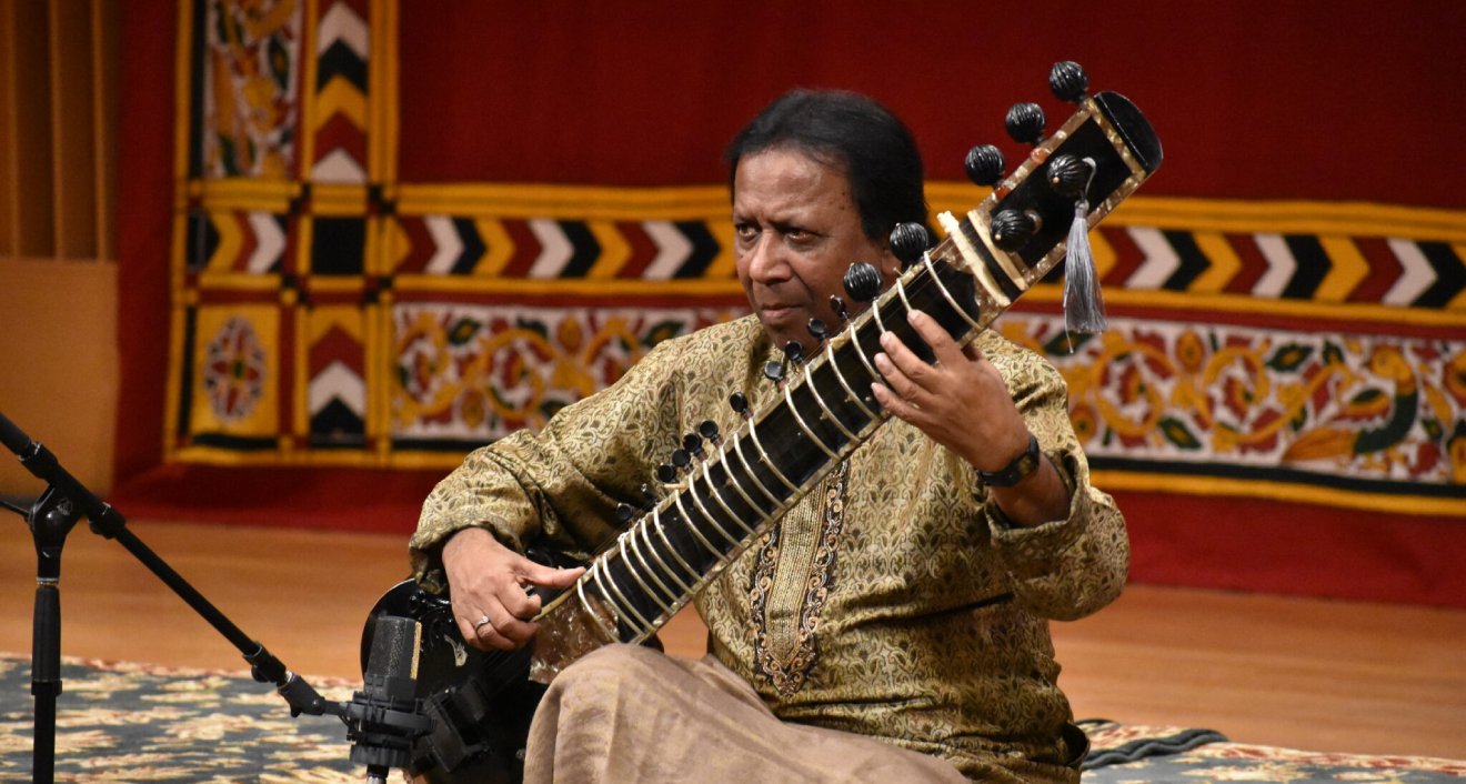 Ustad Shahid Parvez Kahn performs at the Navaratri Festival. Photo by Tom Dzimian.