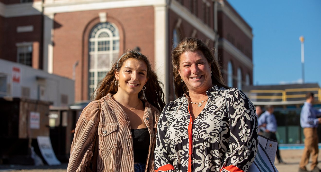 Bailey Nadeau ’25 and her mom Nicole. Photo by Bob Handelman.