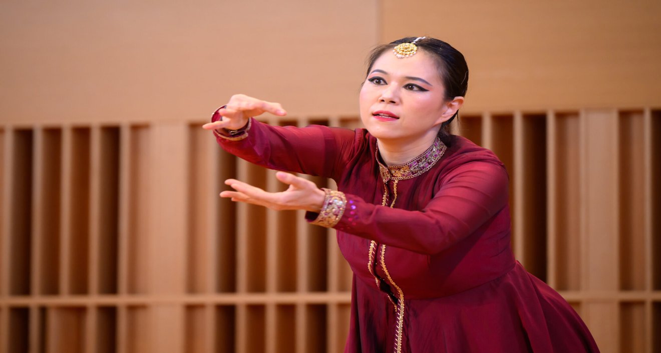 The festival concluded with another Connecticut debut performance, a Sunday afternoon matinee by Kathak (North Indian classical) dancer Jin Won. Originally from South Korea, she spent over fifteen years training in India. She started her performance with the premiere of the 20-minute solo work “Nolpan: Khoj.” Professor of Dance, Feminist, Gender, and Sexuality Studies, and Global South Asian Studies Hari Krishnan introduced Won’s performance, highlighting Wesleyan’s continued efforts to enable South Asian dance and music to be accessible, entertaining, and educational in the context of a liberal arts environment. “Jin Won, influenced by her transnational identity spanning from East Asia to South Asia to the United States, embodies a highly personalized representation of Indian dance which speaks urgently to the here and now,” Krishnan said.