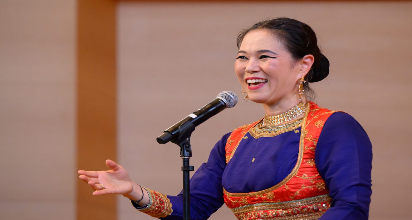 Won’s performance was interactive and fun, as she encouraged the audience to express their emotions in reaction to her dancing. Between each section of her dance, Won, who is also a tabla player, would demonstrate solkattu (spoken rhythm) phrases in a sixteen-beat rhythmic cycle. She taught the audience how to count in Hindi and clap along to increasingly complex phrases before dancing each part of the composition.