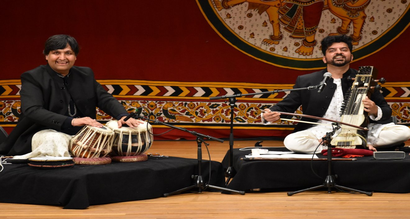 After his opening 20-minute solo invocation, Khan was joined by phenomenal tabla player Vishal Nagar, a close associate of Khan’s musical and academic journey, for a 25 minute-performance of “Rāg Puriā Kalyān.”