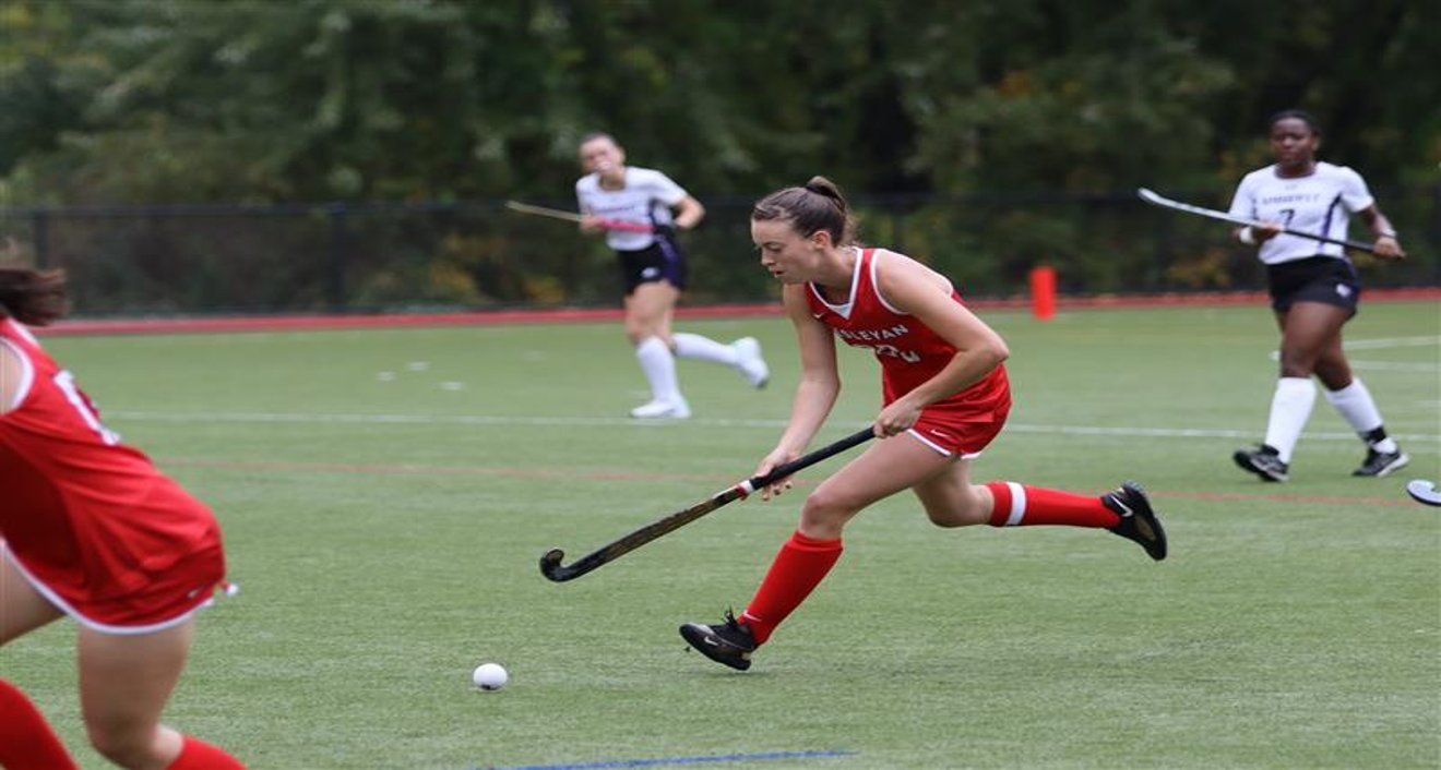 Kenzie Kelly ’25 dribbles upfield against Amherst on October 7. Photo by Hannah Docktor ’24.