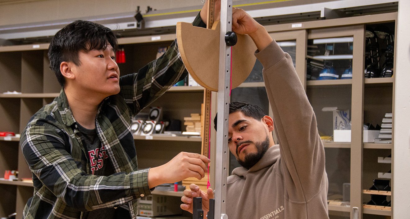 Two veterans at a Warrior Scholar Project bootcamp, through a partnership with Wesleyan, do an experiment. (Mike Mavredakis)