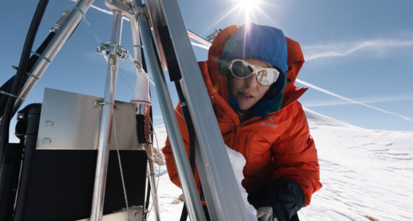 Dr. Alison Criscitiello repairs North America’s highest weather station on Mt. Logan, Kluane National Park and Reserve. Credit: Leo Hoorn/National Geographic
