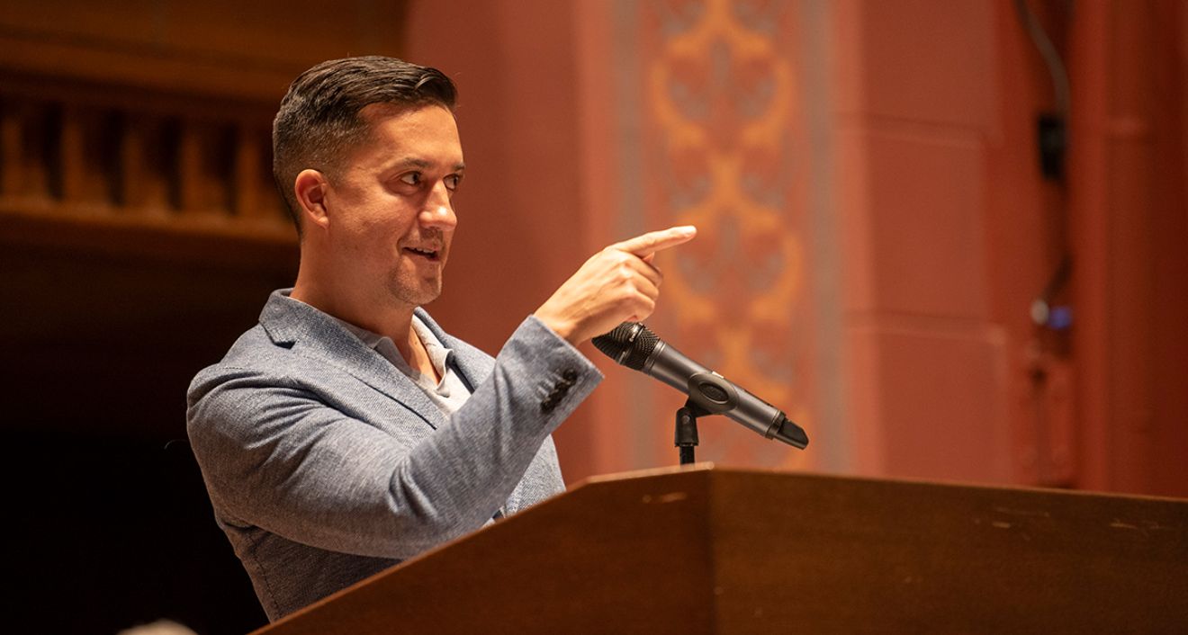 Former Palo Alto Mayor Sid Espinosa delivers the keynote address at the Alumni Association Annual Assembly on May 26. (Photo by Jonathan Olsen)