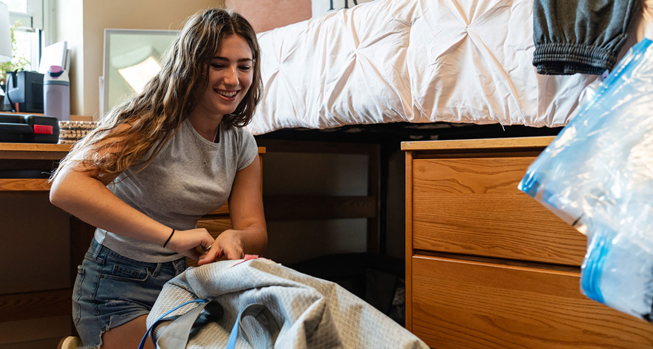 Elana Hartley ’28 moves into her dorm on Arrival Day. (Photo by Meka Wilson)