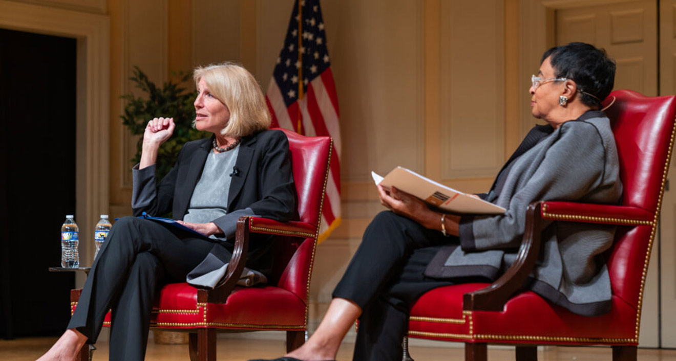 Karen Donfried ’84 meets with the Librarian Dr. Carla Hayden at Donfried’s first town hall as director of the Congressional Research Service. Photo credit: Jerry S. Almonte.