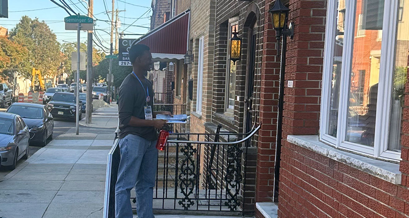 Ronald Ceesay ’27 knocks on a door in Philadelphia while canvassing ahead of the 2024 election. (Photo courtesy of Celeste McKenzie ’27)