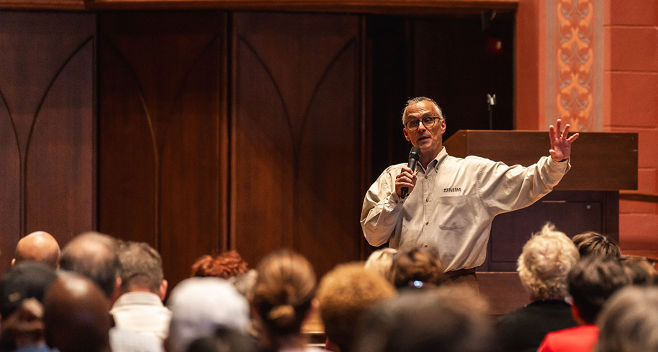 President Michael S. Roth ’78 speaks to parents during Homecoming and Family Weekend 2024. (Photo by Meka Wilson)