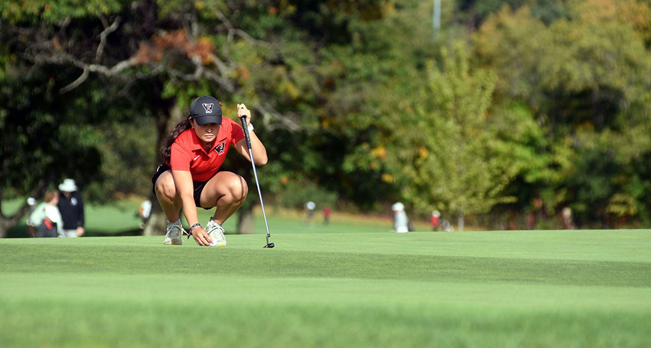 Kayla Howell ’26 sets up a putt at the Williams Invitational on Sept. 29. (Photo by Carrie Snyder)