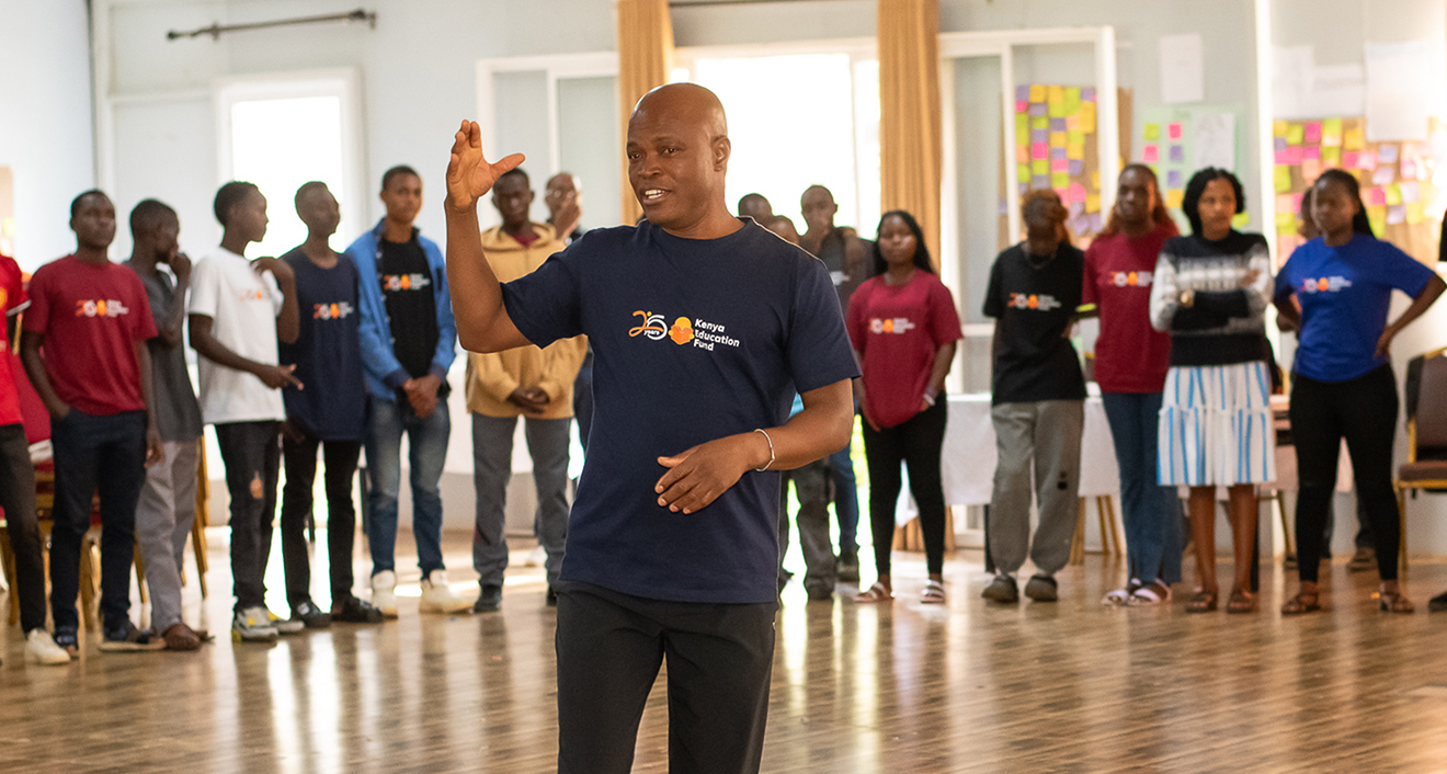 Iddi Saaka' 26 leading activity with Kenyan students