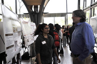 Srotoshini Bhalobasha discusses her poster with Prof. Chuck Sanislow