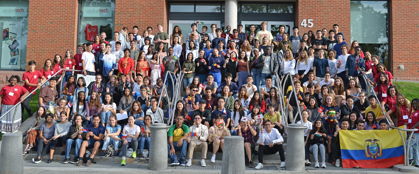 International Student Orientation: group photo of the Class 2023 in front of USDAN.